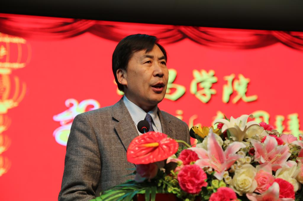 院长陈建国主持团拜会